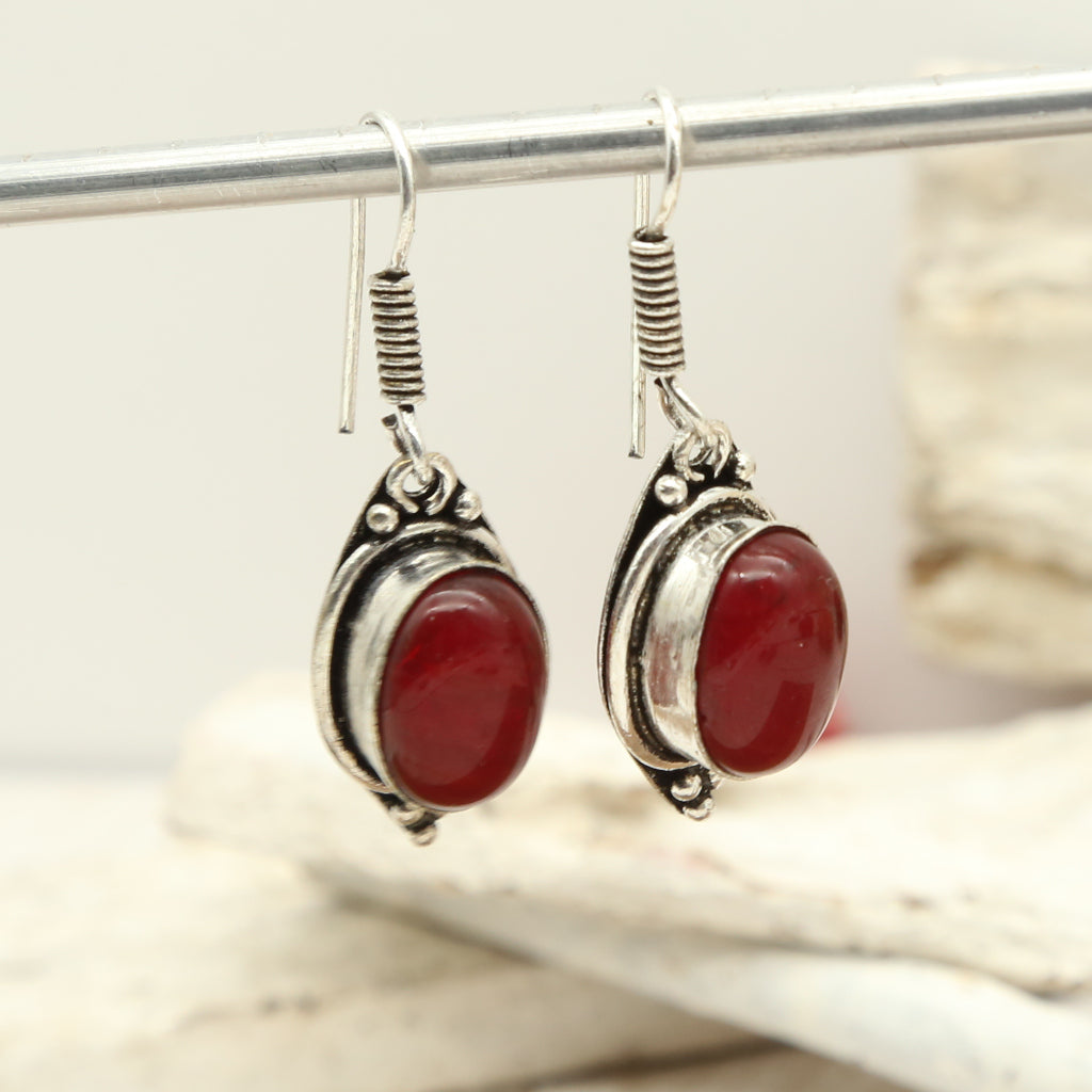 Boho Ohrringe mit rotem Stein in Korallenoptik