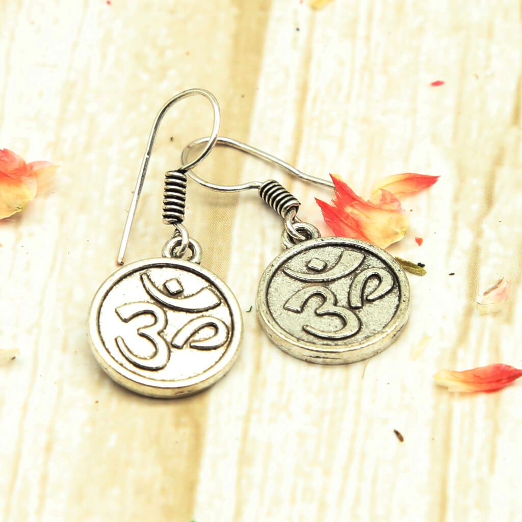 om ohrringe aus silber 